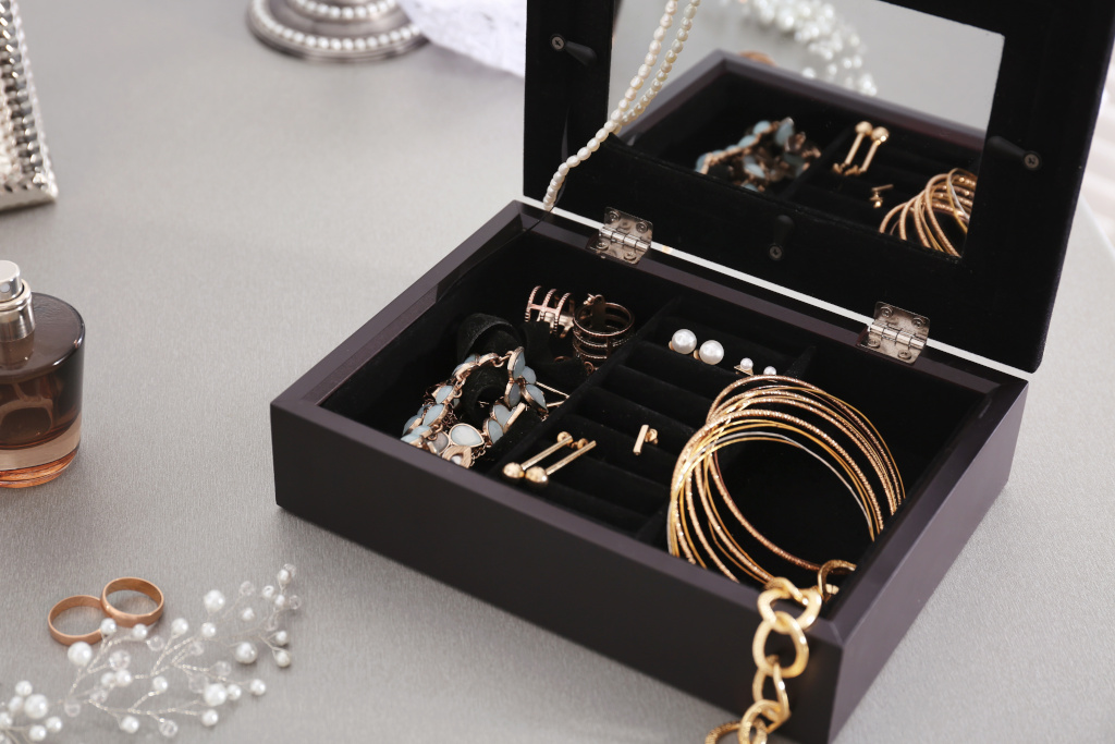 Przechowywanie perfum - pudełko na biżuterię