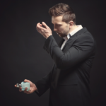 Elegancki mężczyzna wąchający nadgarstek tuż po aplikacji na nim perfum